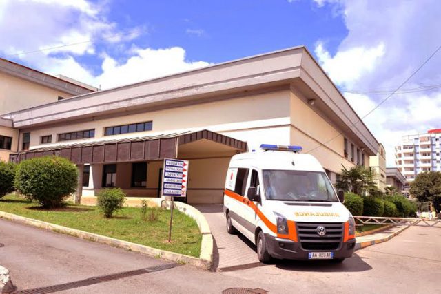 Humb ekuilibrin teksa rregullonte depozitën në tarracë, rrëzohet i moshuari në Durrës