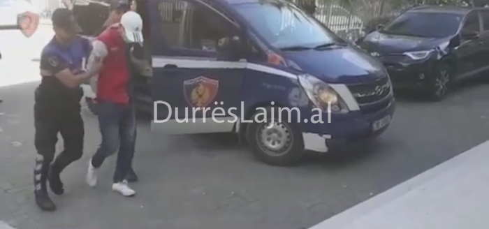 EMRI/ Grabiti marketin me armë në Durrës, arrestohet nga policia (VIDEO)