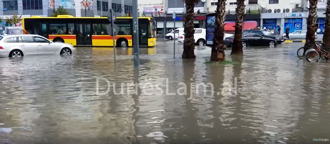 VIDEO/ Shiu përmbyt Durrësin, ujërat e zeza dalin në sipërfaqe