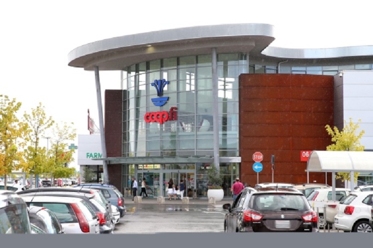 Shqiptarja turpërohet keq në Itali, merr në qafë edhe djalin 18 vjeç