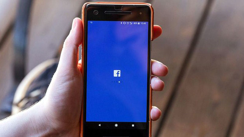 Zhgënjehen të rinjtë, aplikacioni “Facebook” po hiqet gjithmonë e më shumë nga celularët