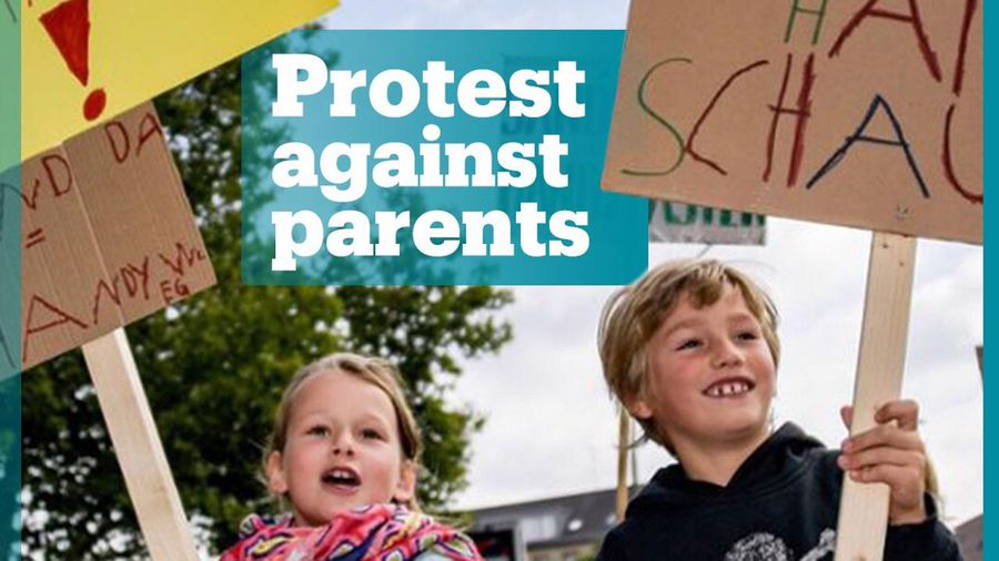 Fëmijët në protestë kundër prindërve: Luani me ne jo me celularët tuaj