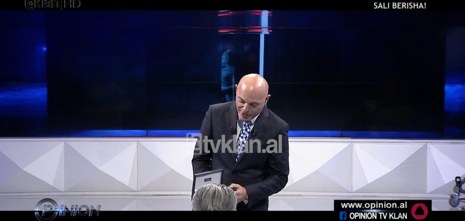 Çfarë dhurate i bëri Blendi Fevziu, Berishës në fund të emisionit (VIDEO)