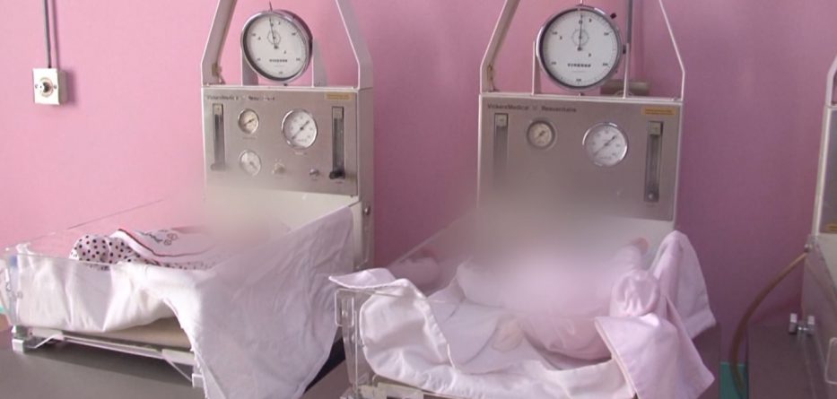 18 foshnje në vit braktisen në maternitet, mjekët: Kryesisht nga studentet e rretheve