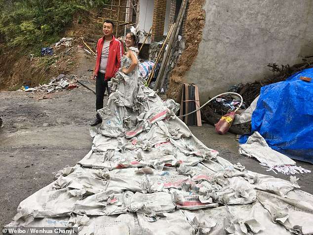 Realizon fustanin e nusërisë me thasë çimentoje