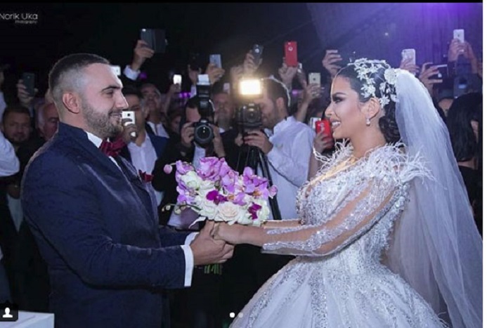 Gruaja e këngëtarit shqiptar në dasmë me atlete (FOTO)