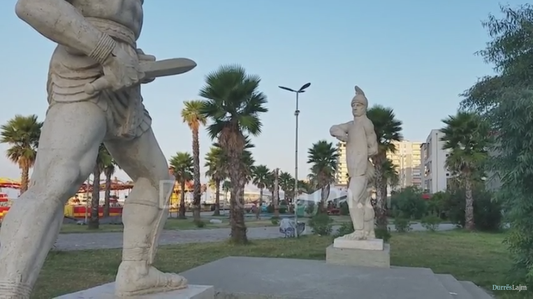 Dëmtohen sërish monumentet në Durrës. Kur do marrë fund kjo barbari?! (VIDEO)