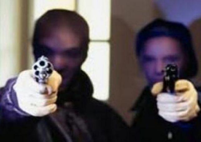 Terrorizohet çifti sapo shkon në banesë, i grabisin “Benz”-in. Shoqërohen 8 persona