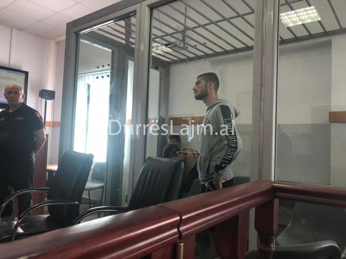 Vrau të moshuarën, 21-vjeçari del para Gjykatës së Durrësit (FOTO)