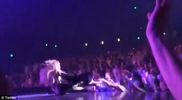 Jennifer Lopez bie nga skena gjatë performancës