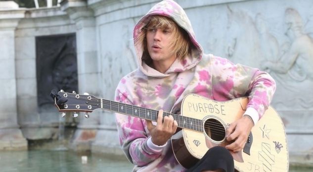 Justin Bieber i këndon serenatë në rrugë të fejuarës (VIDEO)