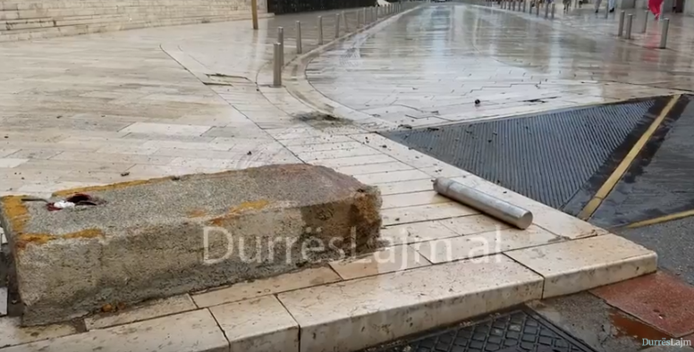 Kthesa në qendër të Durrësit ku makinat përplasen vazhdimisht (VIDEO)