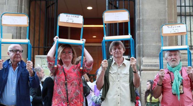 &#8220;Dy karrige bosh, ktheni fëmijët&#8221;. Francezët protestë kundër dëbimit të familjes shqiptare