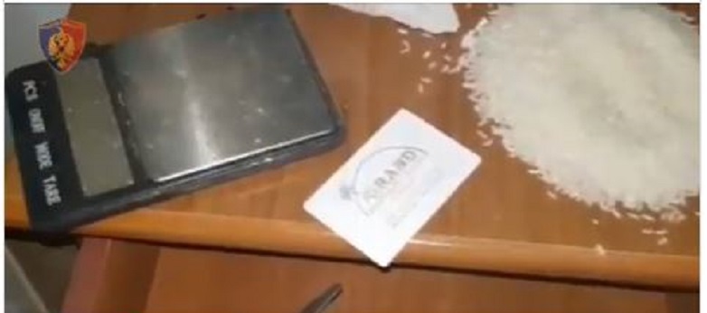 EMRAT/ Prangosen 2 persona, sekuestrohet kokainë dhe para