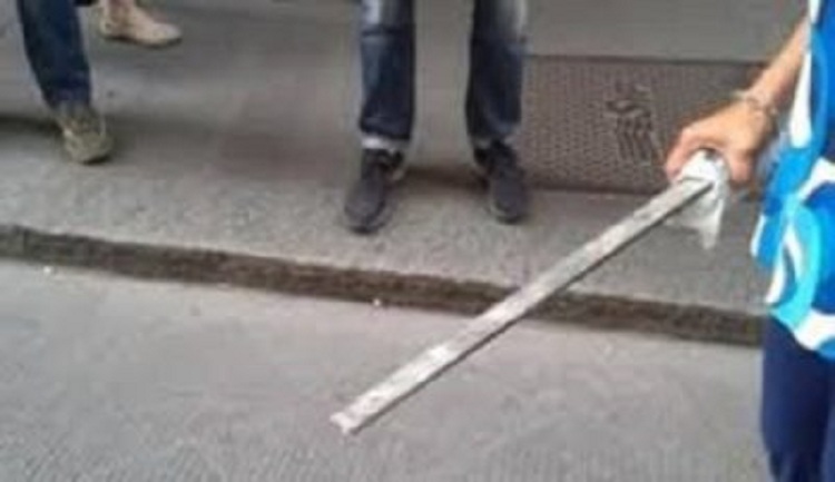 Goditet me sende të forta 23-vjeçari në Durrës, i dëmtojnë dhe makinën