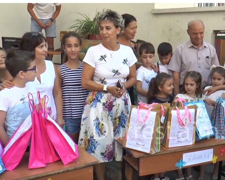 Drejtoresha e DAR Durrës: Mungojnë disa tekste shkollore (VIDEO)