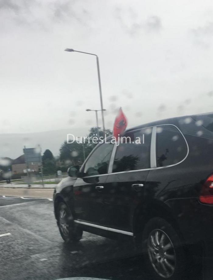 FOTOLAJM/ Me flamurin kombëtar, shqiptarët në Angli nisen drejt stadiumit skocez