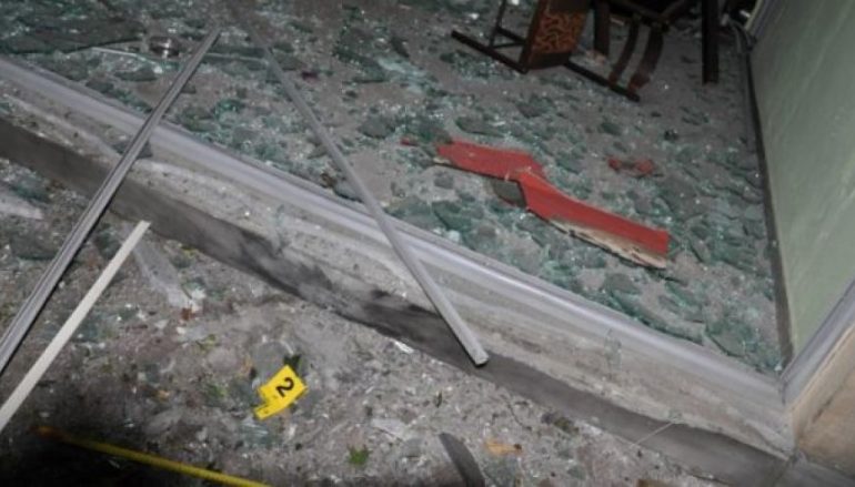 Shpërthim tritoli pranë një lokali në Laç