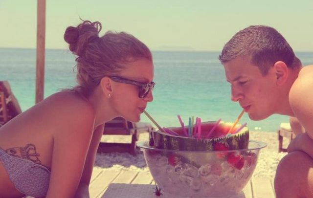 Puthje dhe përqafime në ashensor. I dashuri i Lori Hoxhës ndan momentin e ëmbël (FOTO)