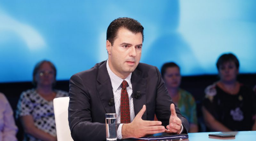 Denoncimi i oficerit të policisë, Basha në konferencë urgjente për shtyp