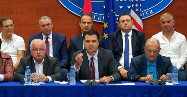 Opozita mblidhet në Elbasan, Basha përmend emra: Ja kush e drejton krimin