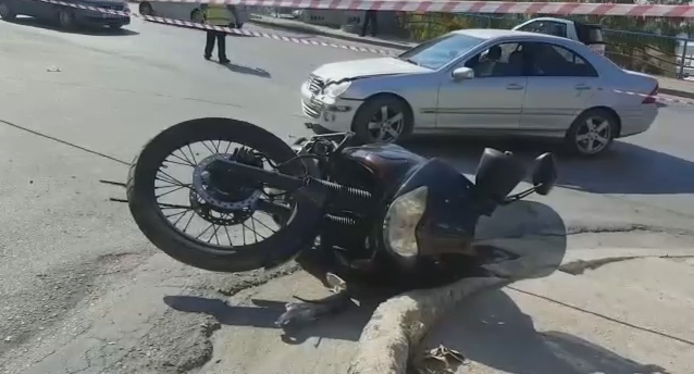 Makina përplaset me motorin, një i plagosur