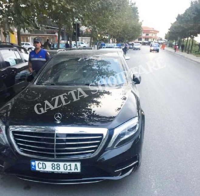 Sulmoi makinën e Beqajt, policia arreston të riun me probleme mendore (EMRI)