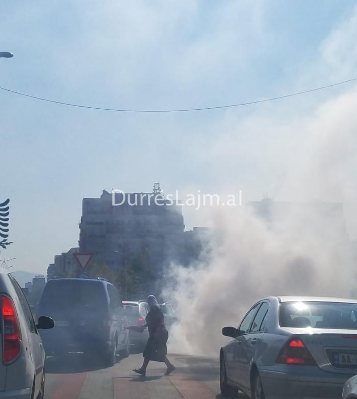 Makina mbulon me tym Doganën në Tiranë, alarmon personat në vendngjarje (FOTO)