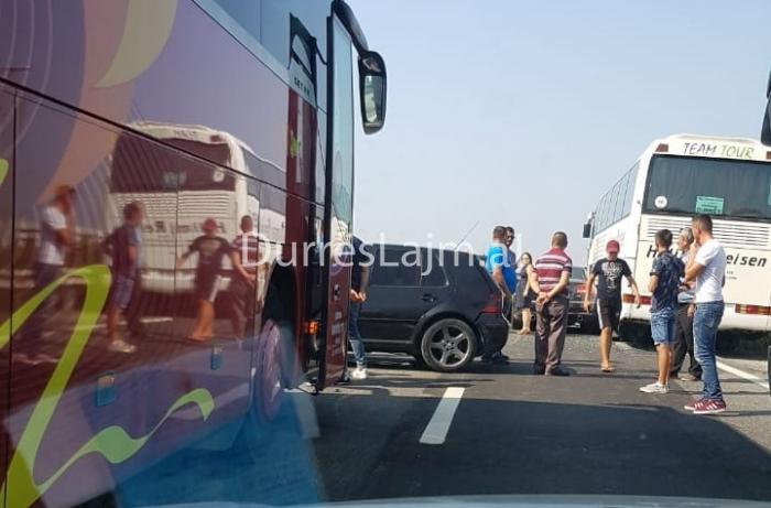 Aksident i shumëfishtë te mbikalimi i Fllakës, përplasen 5 makina