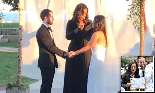 Michelle Obama celebron çiftin në altar