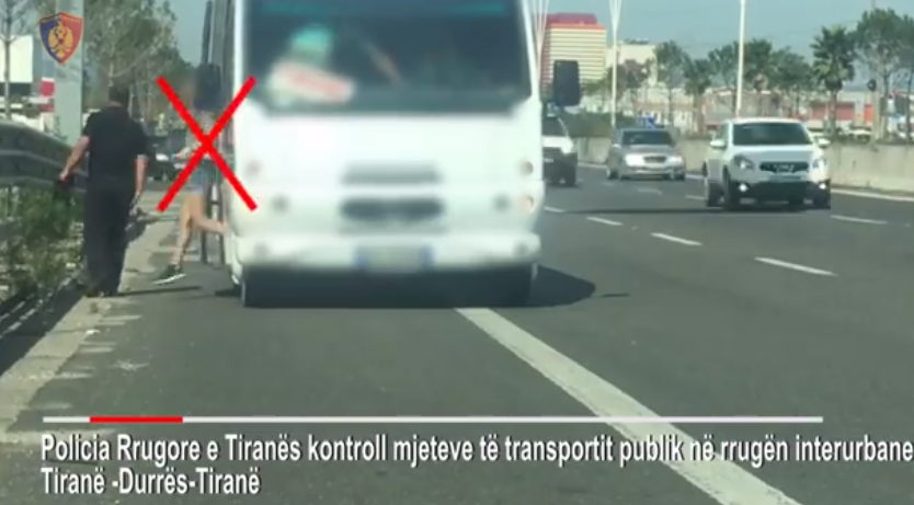 Policia ushtron kontrolle në autostradën Tiranë-Durrës, dënohen 36 mjete të transportit publik (VIDEO)
