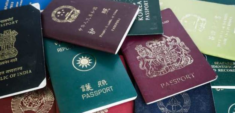 Qindra viza e dokumente identifikimi false, arrestohen 2 shqiptarët në Greqi