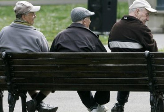 Pensionistët në fshat dhe qytet, kush përfiton kompensimin prej 760 lekësh