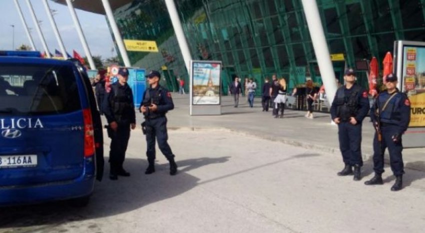 Arrestohen 2 punonjës të policisë në Rinas, pjesë e një grupi kriminal (EMRAT)