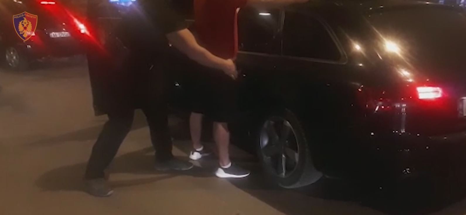 Me armë dhe drogë në makinë, arrestohen 2 të rinj, shoqërohen 67 të tjerë