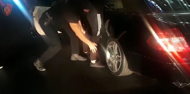 Sekuestrohen armë, municione dhe medikamente në Tiranë, 4 të arrestuar