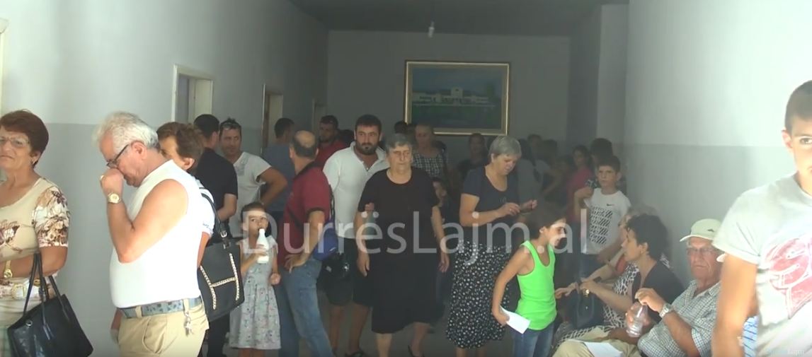 Radhë të gjata te poliklinika në Durrës, pacientët presin për të marrë shërbim mjekësor (VIDEO)