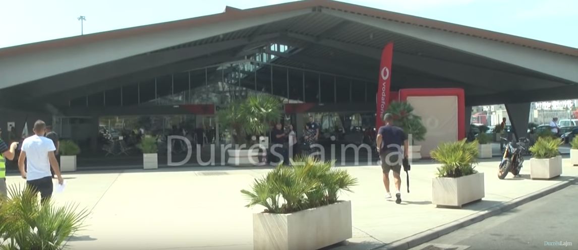 Emigrantët largohen nga porti i Durrësit të pakënaqur e të zhgënjyer (VIDEO)