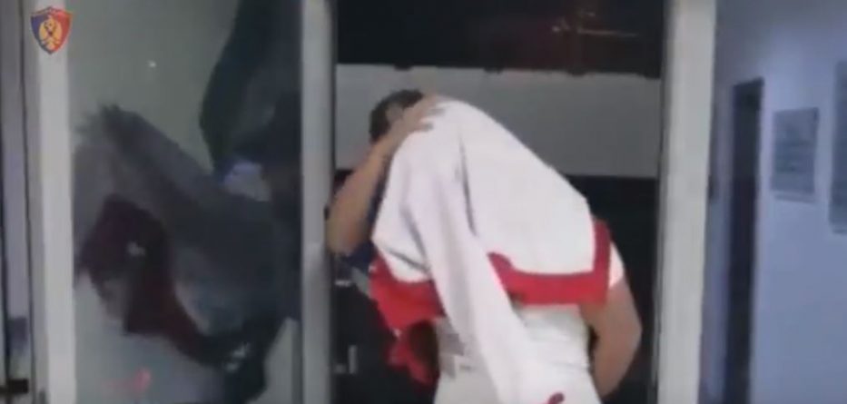 Lëviznin me armë në qytet, arrestohen 3 të rinjtë