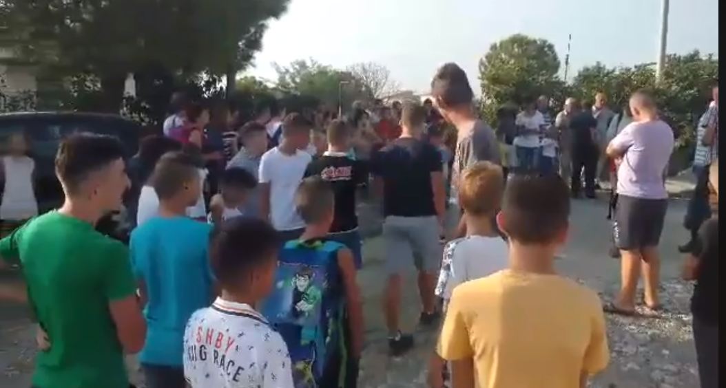 Nxënësit në Shijak bojkotojnë mësimin, prindërit në protestë: Shkolla jashtë standarteve