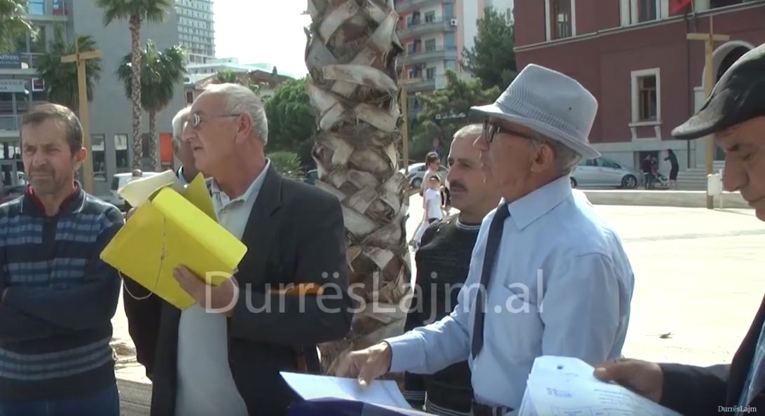 Banorët e Rrashbullit protestojnë para bashkisë së Durrësit (VIDEO)