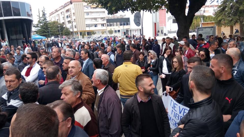 “Rama ik!” Tensione gjatë protestes së demokratëve në Korçë
