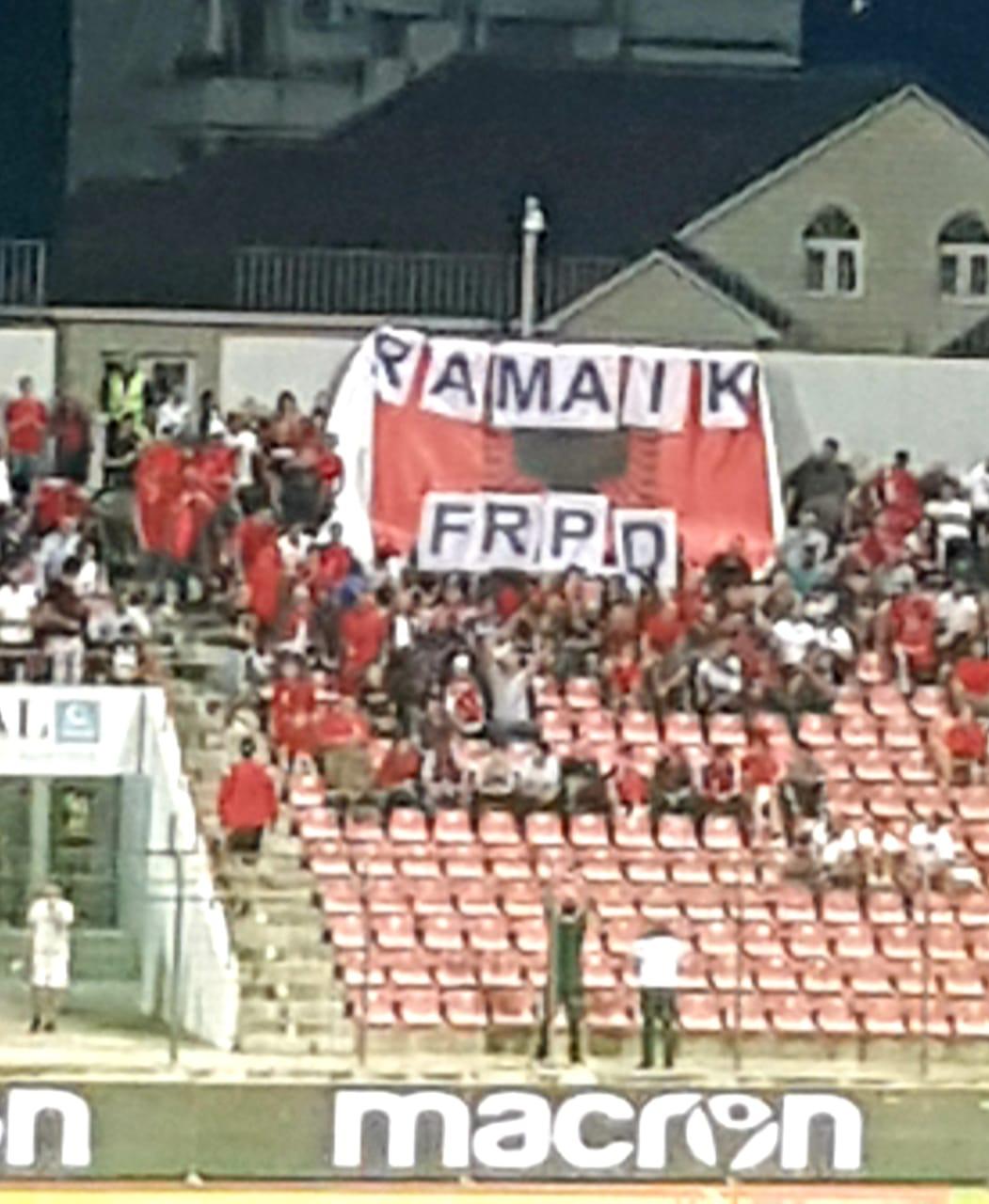 Hapen banderolat në stadium: “Rama ik” në ndeshjen Shqipëri-Izrael