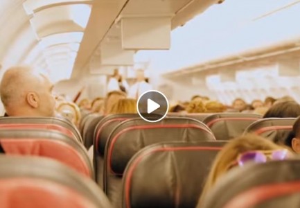 Edi Rama me Lindën e Zahon dhe familje të varfëra në fluturimin e “Air Albania” (VIDEO)