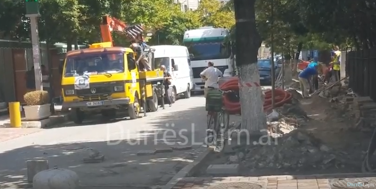 Rruga te “Jusuf Puka” në Durrës, kantier ndërtimi para fillimit të shkollës (VIDEO)