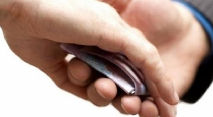 Skandali në komisariatin e policisë, oficeri i merr 50 mijë lekë qytetarit