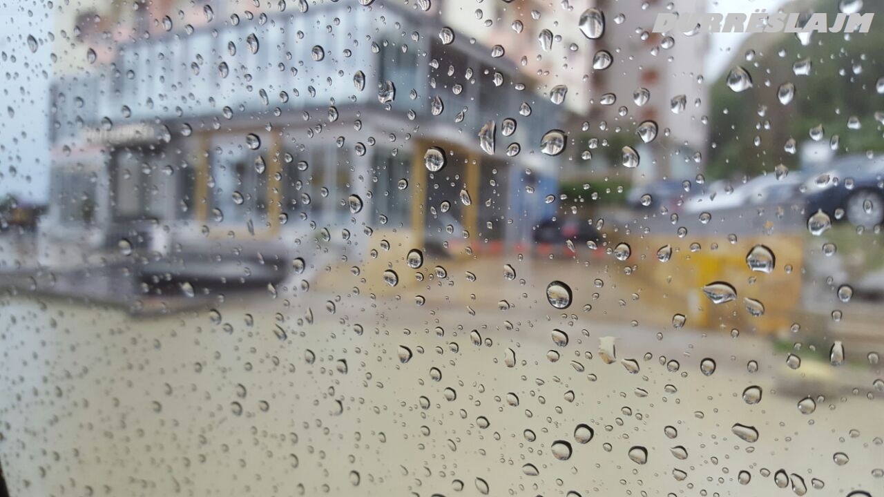 Ndryshon moti, reshje intensive në Durrës