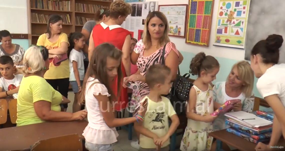 Nis shpërndarja e teksteve shkollore në Durrës (VIDEO)
