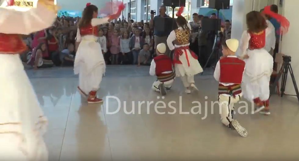 Këngë e valle për vitin e ri arsimor, mbi 34 mijë nxënës nisën sot shkollën në Durrës (VIDEO)