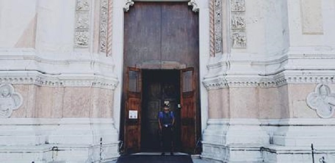 “Lajmëtar i Zotit”, shqiptari alarmon autoritetet në kishë